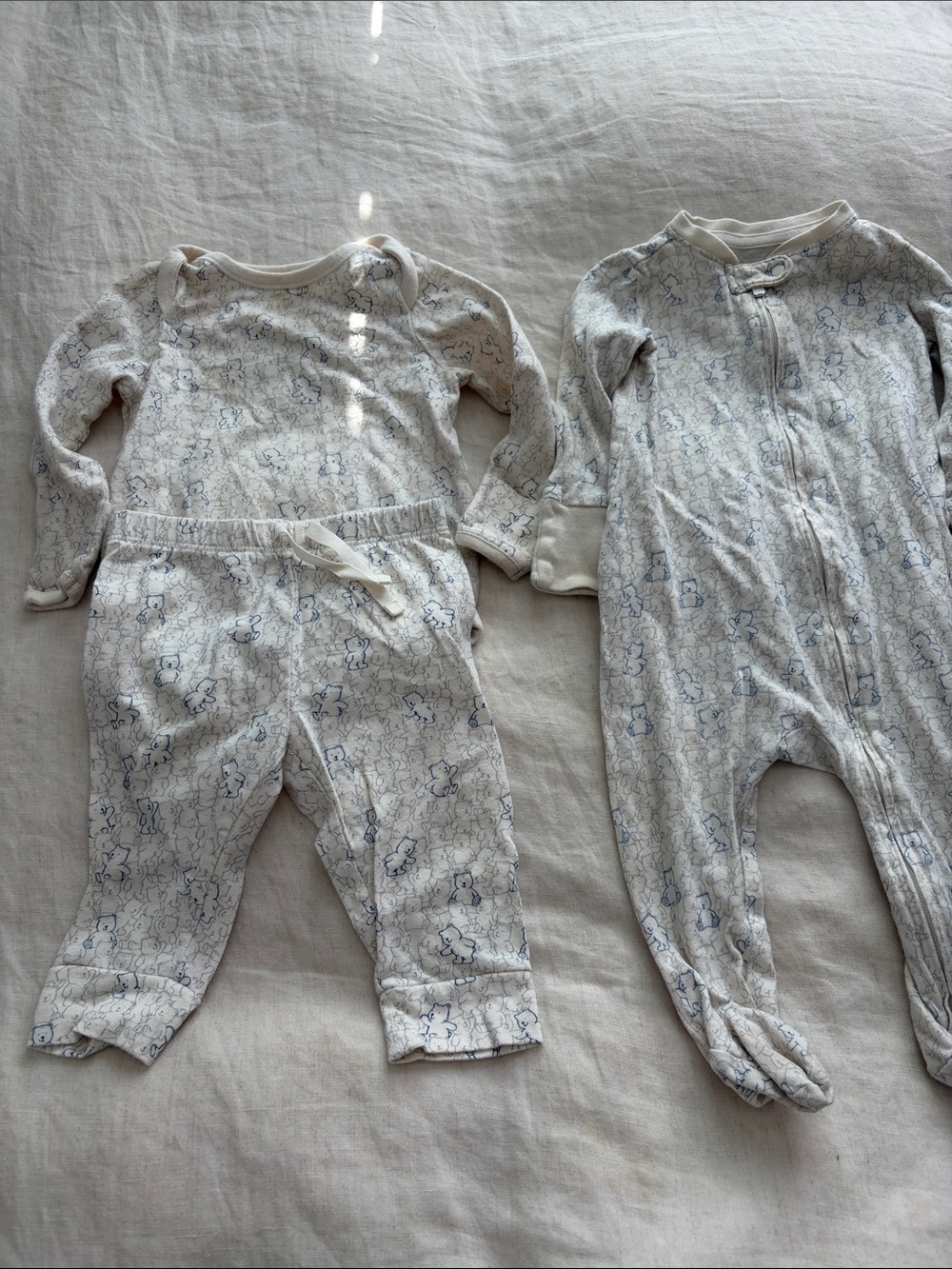 GAP pair of Cream Long-Sleeve Baby Onesies/Pant with Navy Bear Print